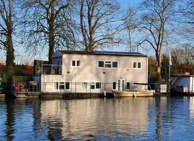 Chertsey Road, Shepperton, TW17