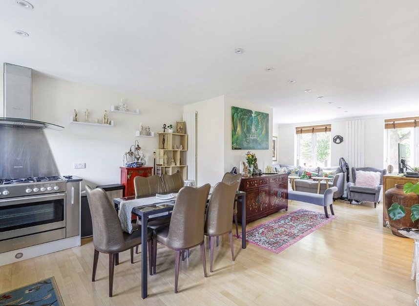 Properties for sale in Meadow Place - W4 2SY view3