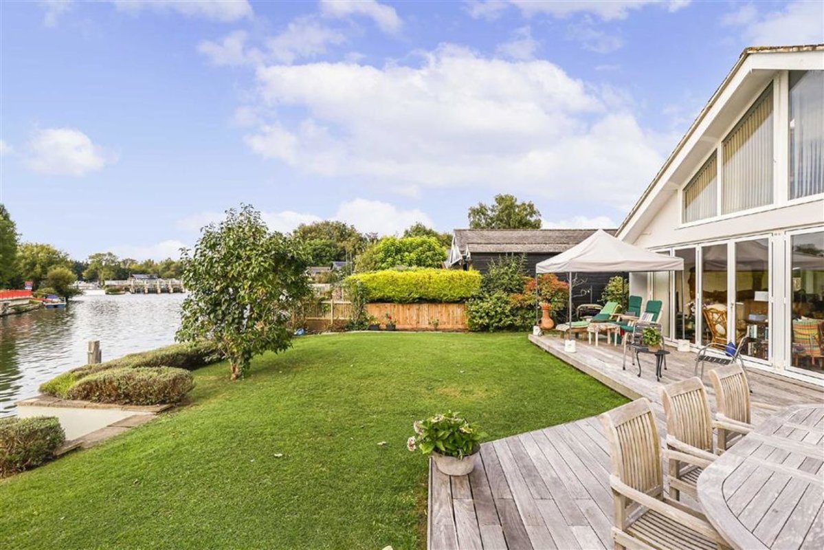 House for sale in Hamhaugh Island, Shepperton, TW17 Waterview