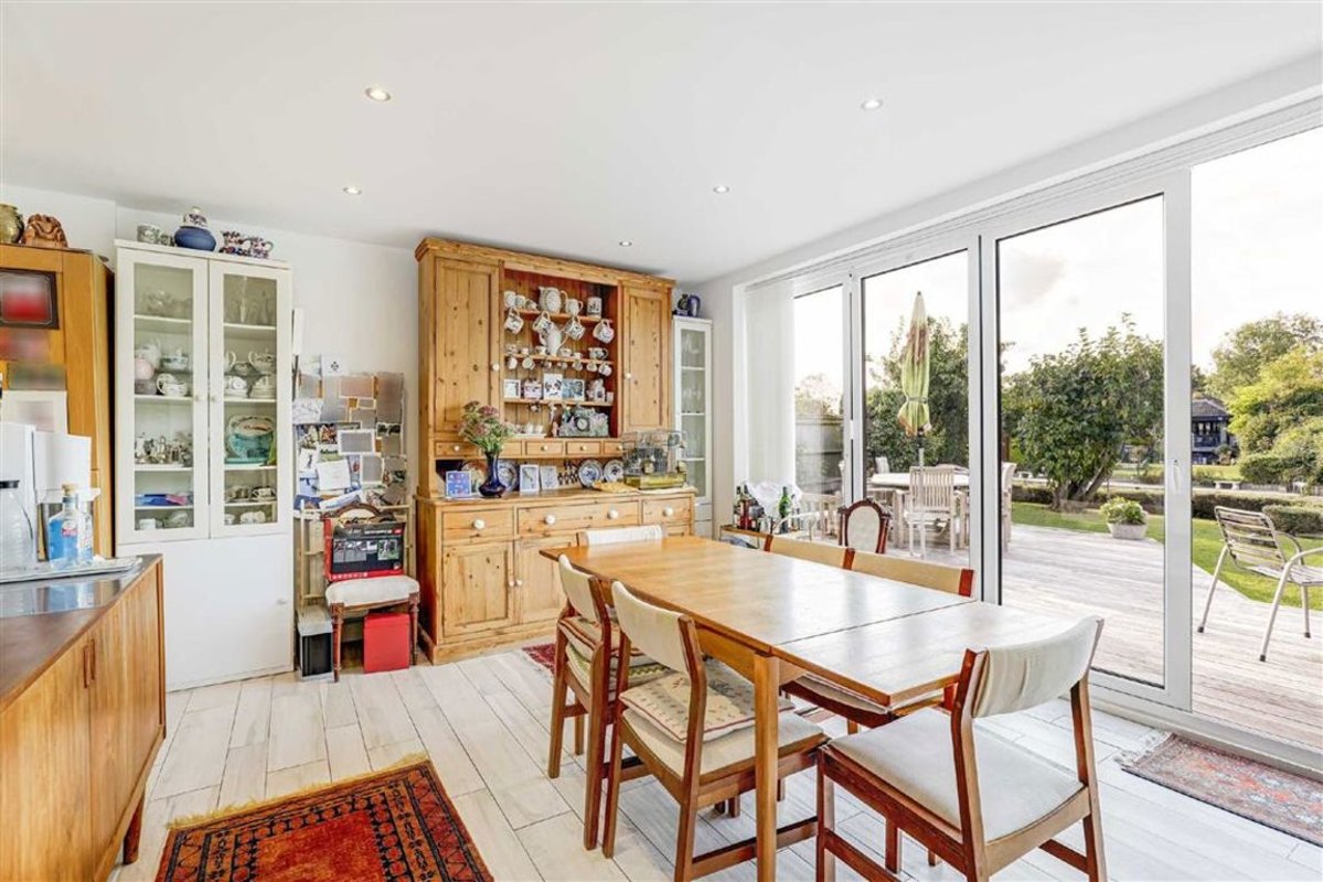House for sale in Hamhaugh Island, Shepperton, TW17 Waterview