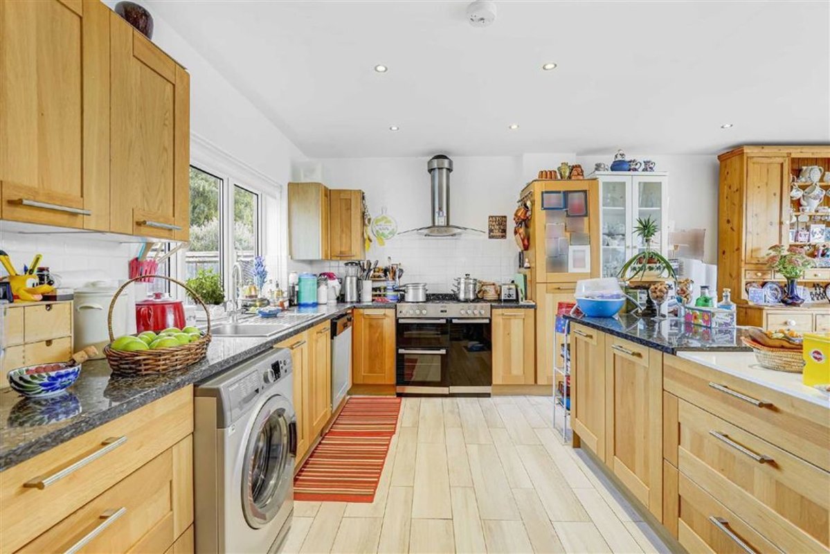 House for sale in Hamhaugh Island, Shepperton, TW17 Waterview