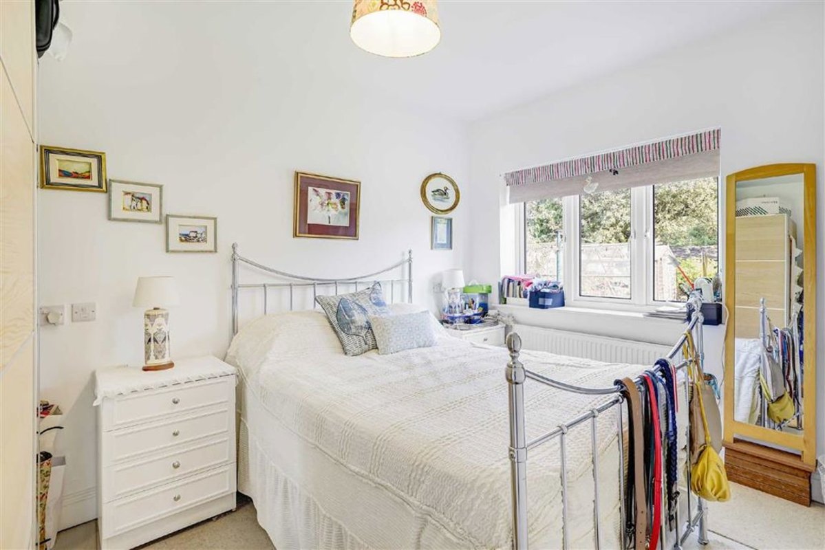 House for sale in Hamhaugh Island, Shepperton, TW17 Waterview